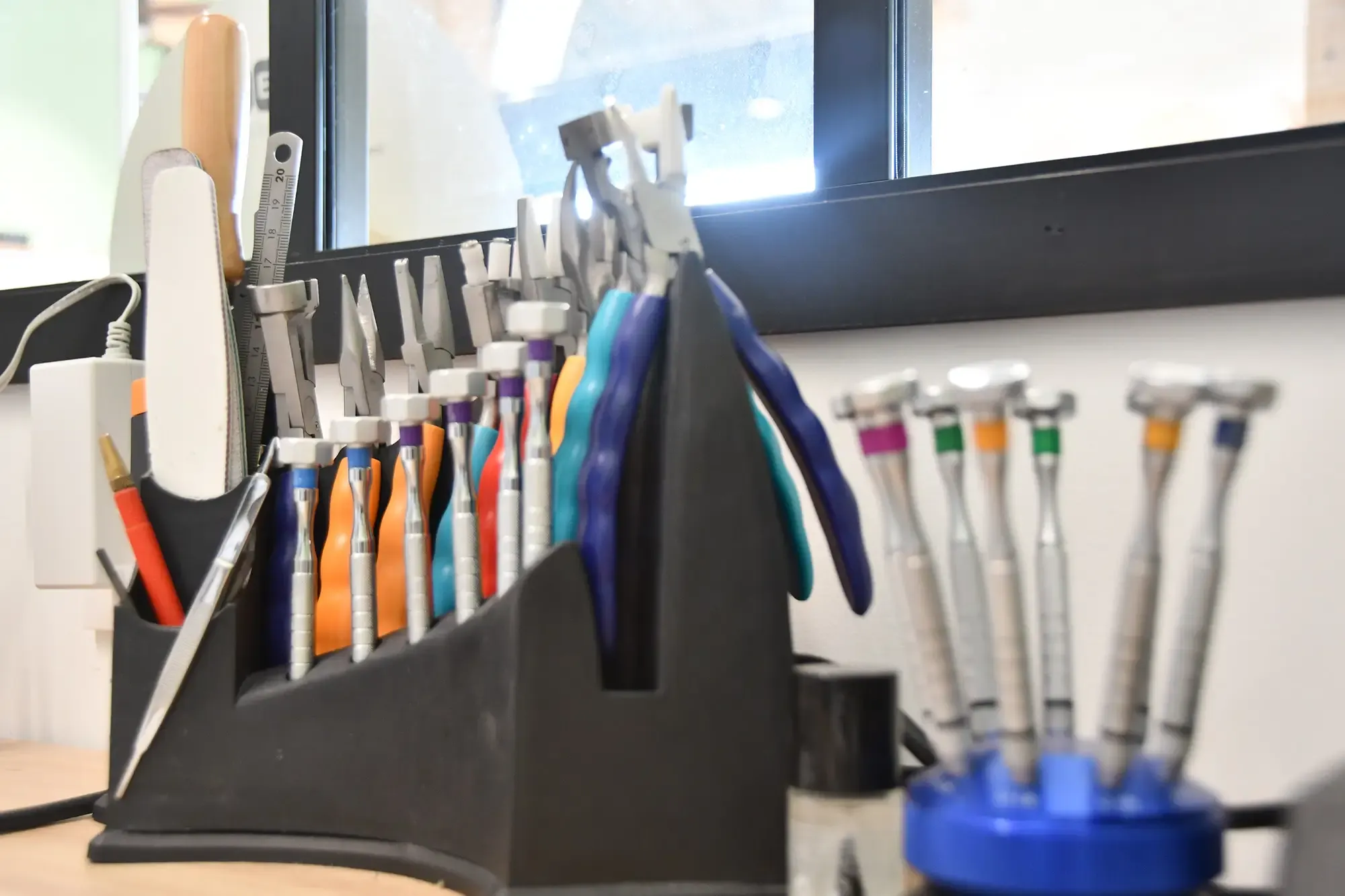 L'atelier de montage : pinces, tournevis et outils de précision de l'opticien