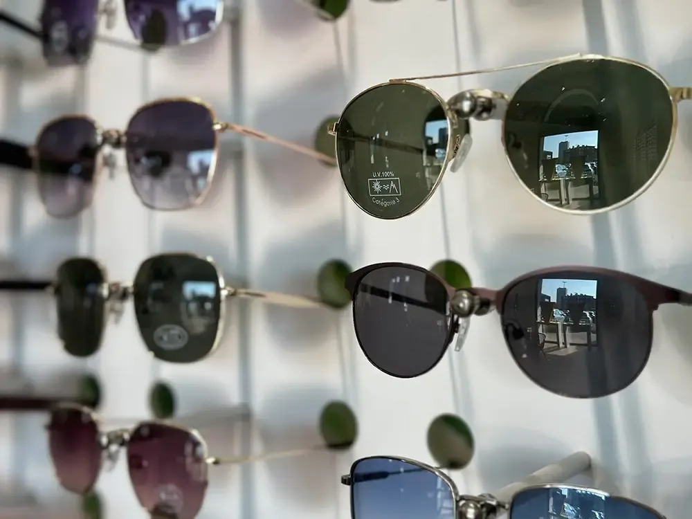 Lunettes de soleil en présentoir, verres teintés et montures métal