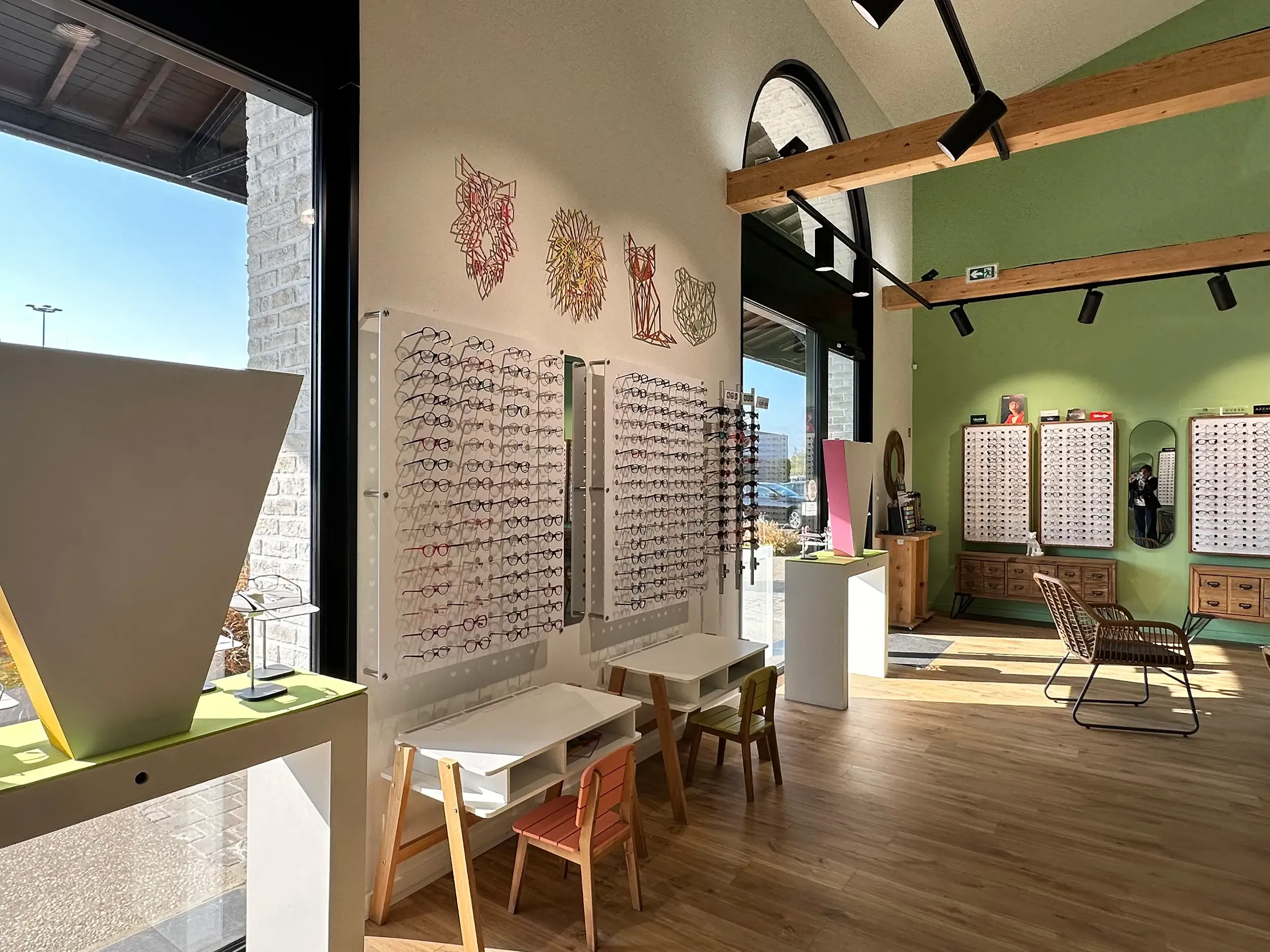 Le coin enfants du magasin, avec papier peint tropical